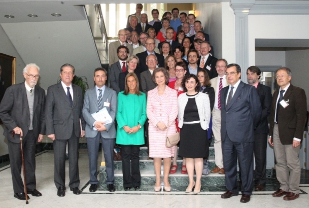 Fotografía de grupo de Su Majestad la Reina con la ministra de Sanidad, Servicios Sociales e Igualdad y los ponentes del Simposio